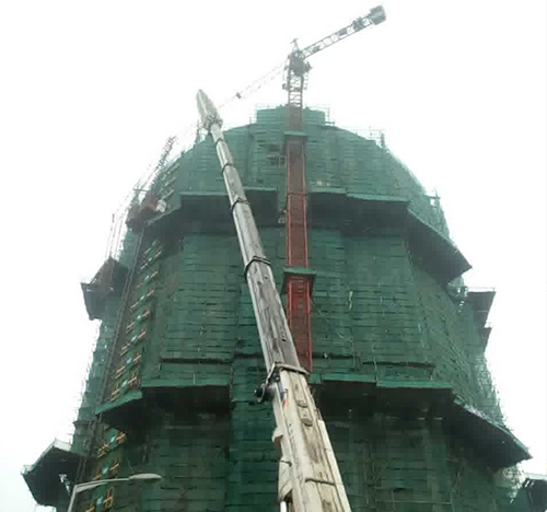惠安吊车在工地上作业